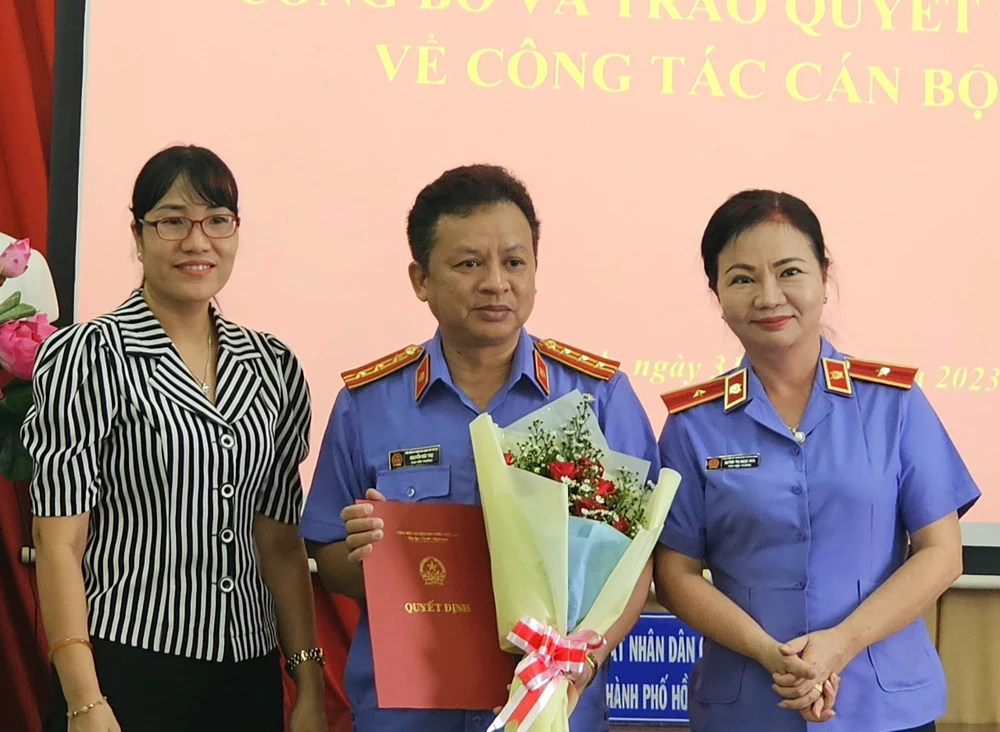 Phó Viện trưởng VKSND TP.HCM Huỳnh Thị Ngọc Hoa (phải) trao quyết định điều động cho ông Nguyễn Đức Thọ. Ảnh: SONG MAI
