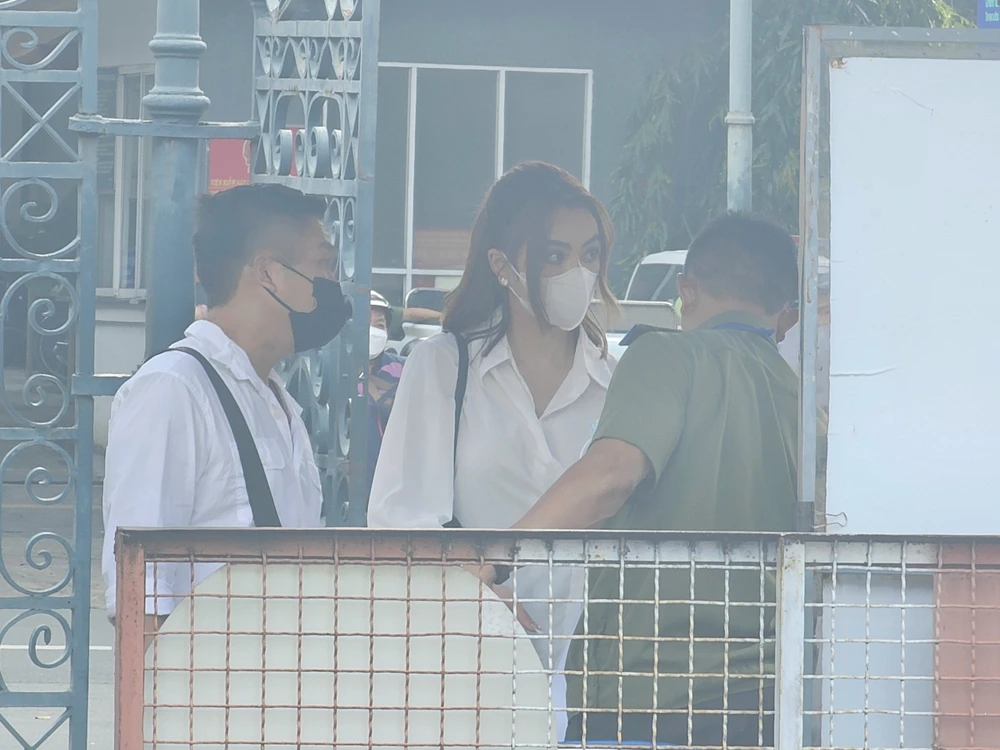 Bị cáo Trang Nemo cùng bị cáo Phạm Quyền Quy đến tòa. Ảnh: SONG MAI