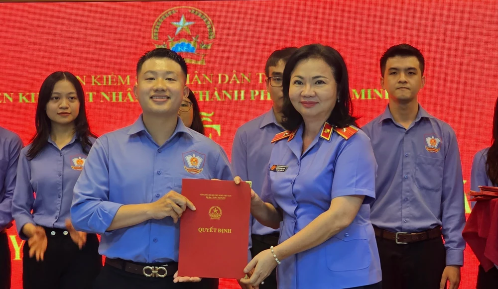 trao quyet dịnh cong chuc.jpg