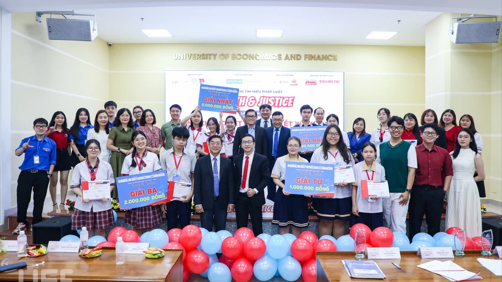 Hoc sinh THPT tham gia cuoc thi tim hieu phap luat