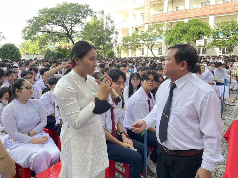 phien toa gia dinh phong chong bao luc hoc duong.jpg