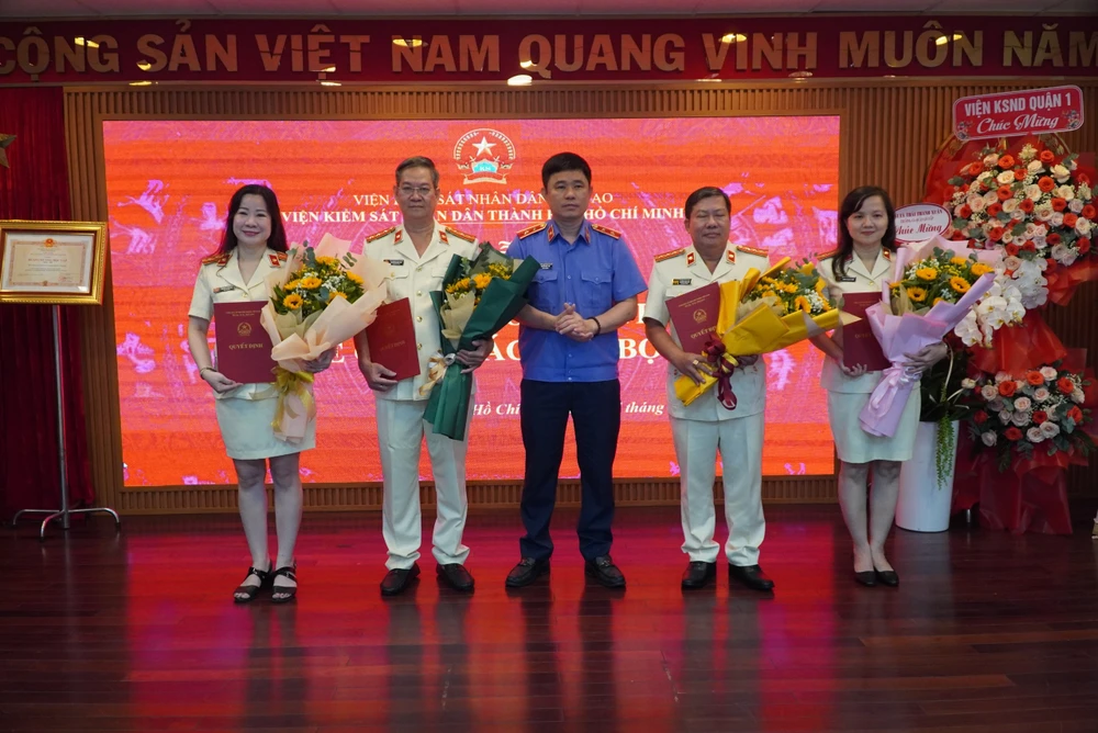 VKSND TP.HCM trao quyet dinh.jpg