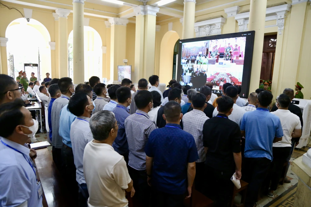 đại án đăng kiểm các bị cáo ở sảnh lớn.jpg