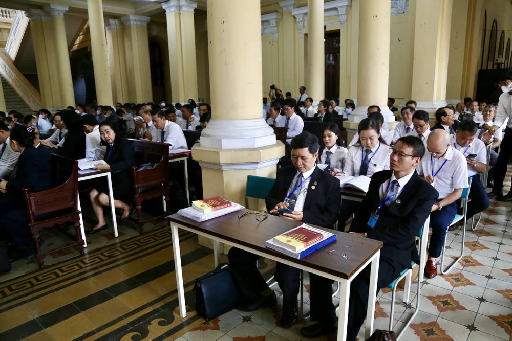 luật sư tham dự phiên tòa đại án đăng kiểm.jpg