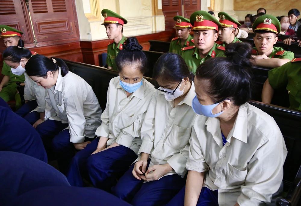 buon lau hon 6 tan vang 1.jpg