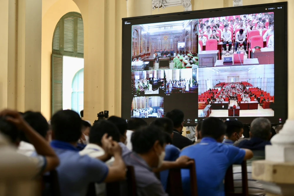 các bị cáo tại ngoại theo dõi đại án đăng kiểm qua màn hình.jpg