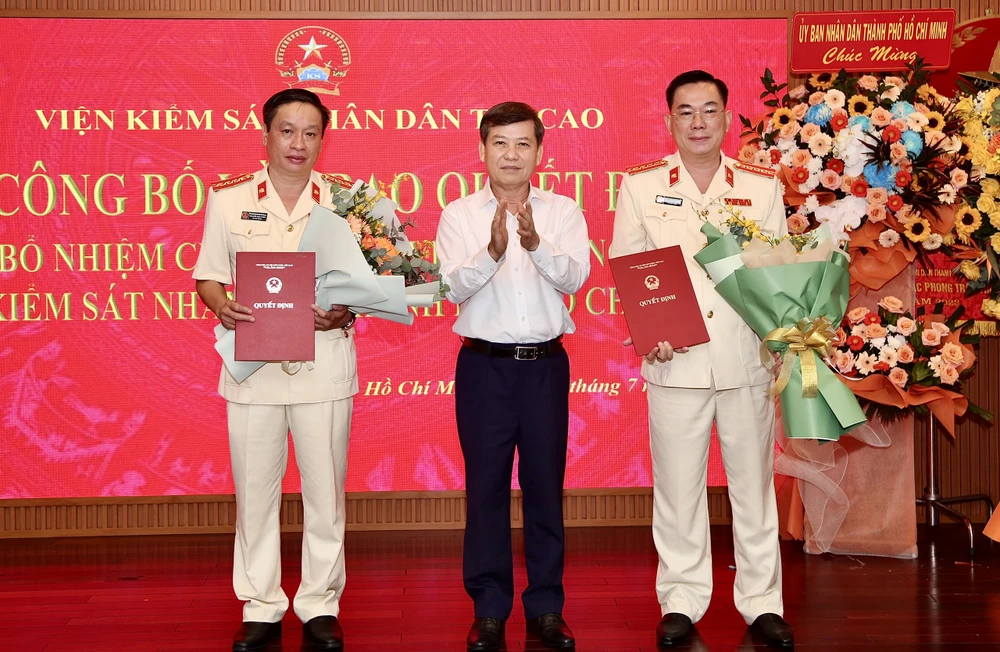 Trao quyết định 2 Phó viện trưởng VKSND TP.HCM.jpg