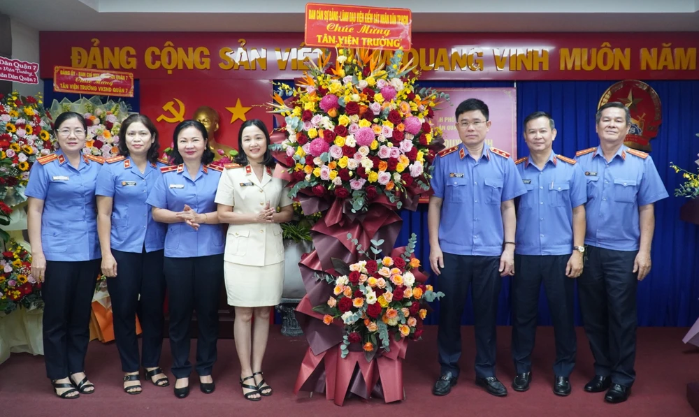 lãnh đạo chụp ảnh cùng Viện trưởng VKSND quận 7.jpg