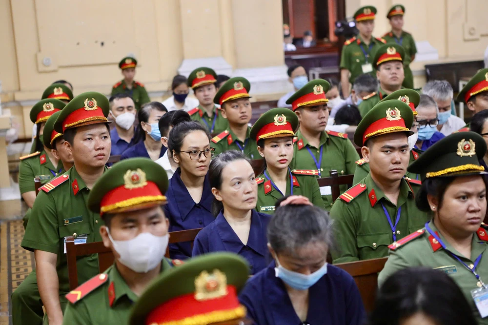 các bị cáo trong vụ Trương Mỹ Lan.jpg