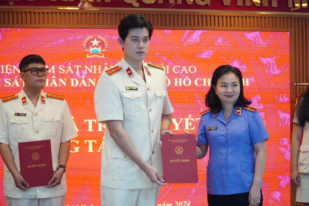 Trao quyet dinh ve cong tac can bo.jpg