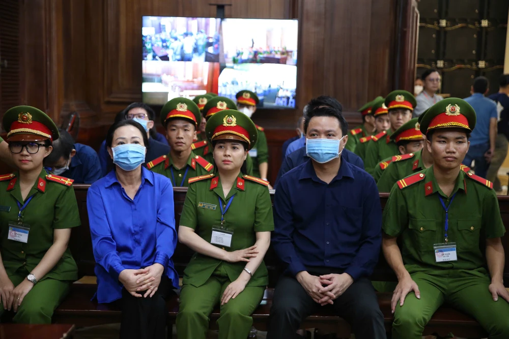 các bị cáo tại phiên tòa Trương Mỹ Lan.jpg