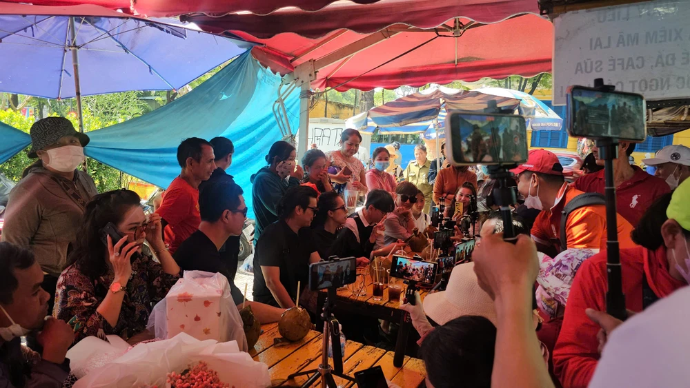 Nhiều youtuber tụ tập ở gần TAND TP.HCM để chờ kết quả phiên họp liên quan tranh chấp di sản thừa kế của cố NSƯT Vũ Linh