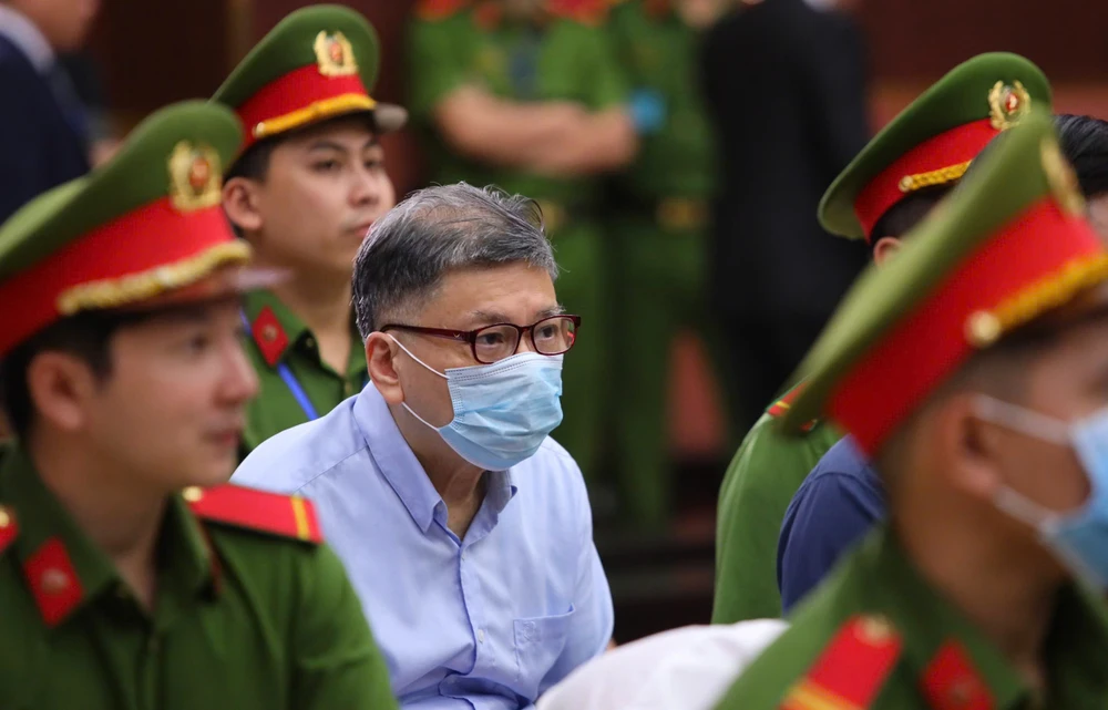 Bị cáo Chu Lập Cơ được Đại diện VKS đề nghị HĐXX chấp nhận kháng cáo và đề nghị mức án đối với bị cáo Cơ là 7-8 năm tù về tội vi phạm quy định cho vay trong hoạt động của các tổ chức tín dụng (sơ thẩm 9 năm tù). Trong phần nói lời sau cùng, bị cáo Cơ cho biết vợ của bị cáo có nhiều đóng góp trong việc sáp nhập 3 ngân hàng và đã tìm các giải pháp để cứu sống hàng triệu sinh mạng bởi dịch COVID-19. Mong HĐXX xem xét ghi nhận công sức và giảm nhẹ hình phạt cho vợ bị cáo. Ảnh: NGUYỆT NHI