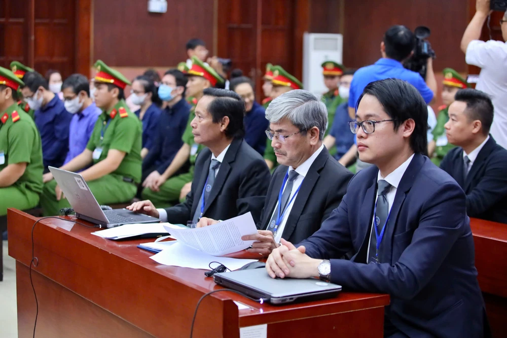 Trong các phần xét hỏi và tranh luận... các luật sư bào chữa cho bị cáo Trương Mỹ Lan đều trình bày về sự chuyển biến mới về nhận thức và có nhiều tình tiết giảm nhẹ; các phương án và sự chủ động khắc phục hậu quả vụ án của bị cáo Lan... Đồng thời LS cũng yêu cầu Ngân hàng SCB cung cấp các tài liệu để làm rõ số liệu liên quan khoản nợ cũ trước thời điểm hợp nhất của 3 ngân hàng; dư nợ gốc và lãi đến thời điểm 31-12-2017; dư nợ gốc và lãi từ 1-1-2018 đến 7-10-2022 là thời điểm khởi tố vụ án... Ảnh: NGUYỆT NHI