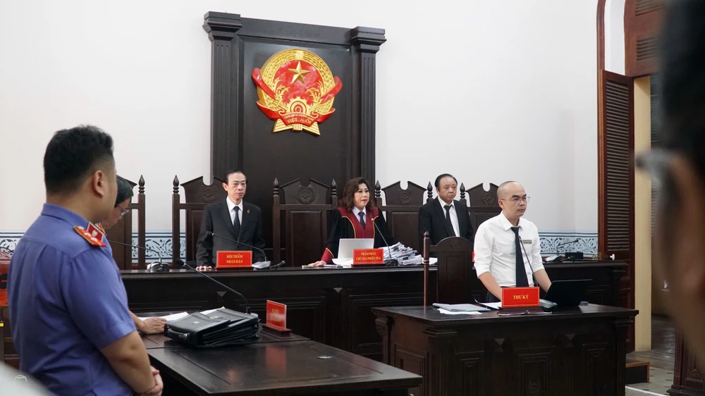 HĐXX vụ tranh chấp di sản thừa kế của cố NSƯT Vũ Linh. Ảnh: NGUYỄN TIẾN