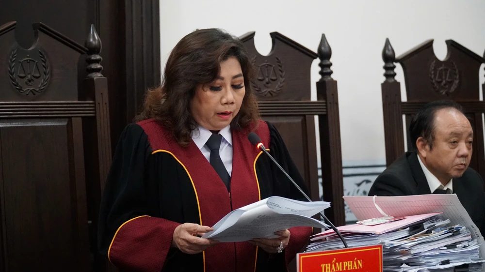 Chủ tọa phiên tòa tuyên án đối với vụ tranh chấp di sản thừa kế của cố NSƯT Vũ Linh. Ảnh: NGUYỄN TIẾN