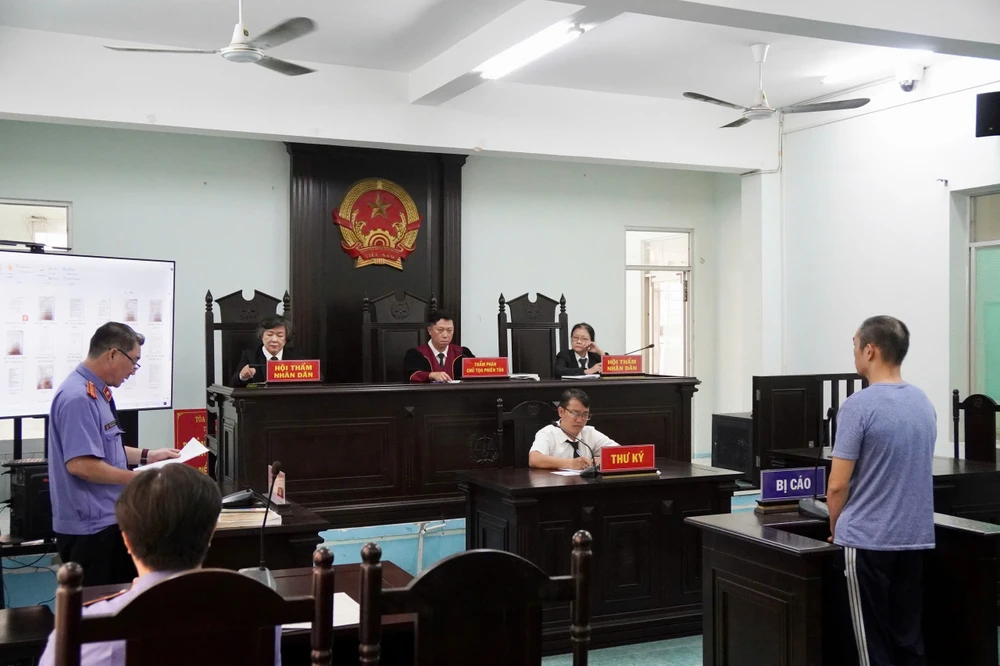 người đàn ông đánh cô gái