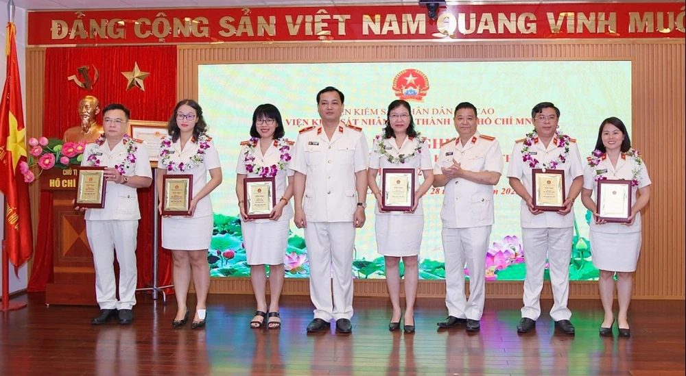 gương điển hình tiên tiến