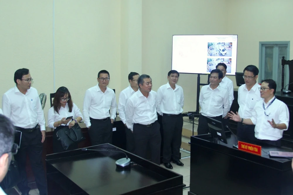 TAND hai cấp tại tỉnh Tiền Giang tham quan phòng xét xử số hóa tại TAND quận 1. Ảnh: TRẦN LINH