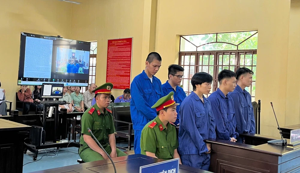 phat-tu-nhom-bi-cao-thu-tien-bao-ke-tai-cho-binh-dien-1.jpg