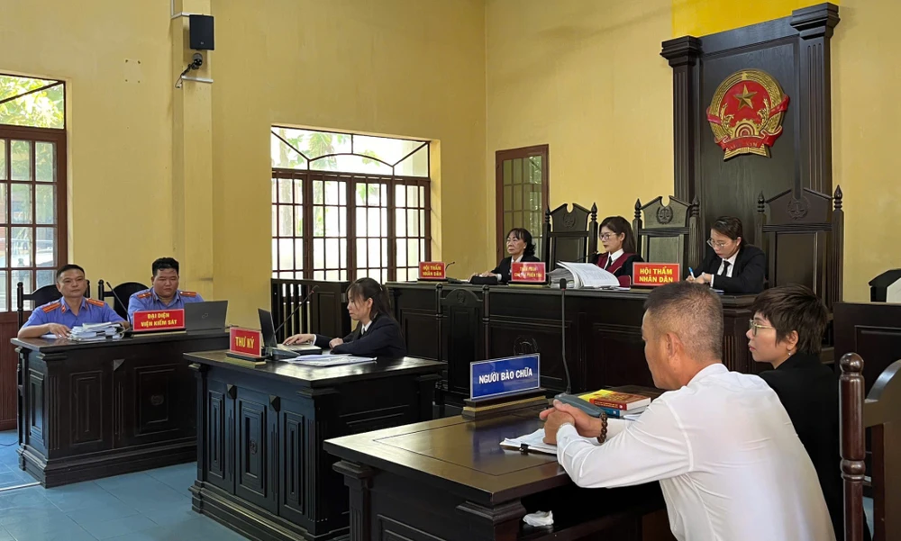 Phiên xét xử các bị cáo thu tiền bảo kê ở chợ Bình Điền là phiên tòa số hóa và rút kinh nghiệm cụm thi đua của TAND quận 8 và VKSND quận 8. Ảnh: BẢO NGỌC