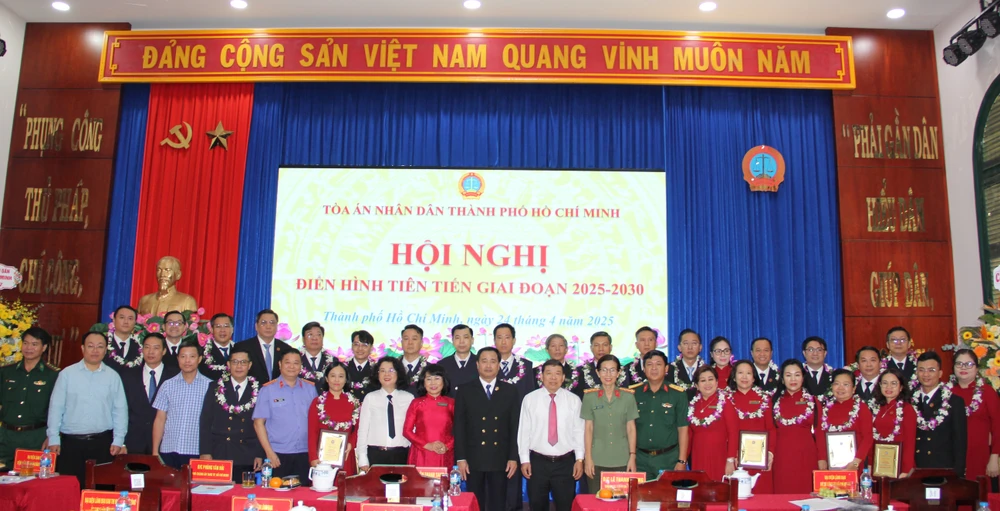 tand-tp-hcm-vinh-danh-27-ca-nhan-va-6-tap-the-dien-hinh-tien-tien-10.JPG