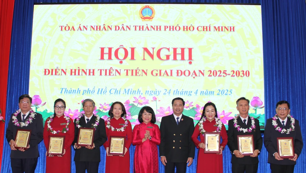 tand-tp-hcm-vinh-danh-27-ca-nhan-va-6-tap-the-dien-hinh-tien-tien-6.JPG