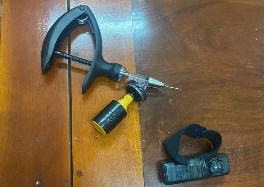 dùng kim tiêm đâm vào đùi nữ sinh