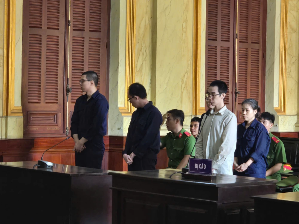 Các bị cáo trong vụ bẫy nhận hoa hồng trên sàn thương mại điện tử