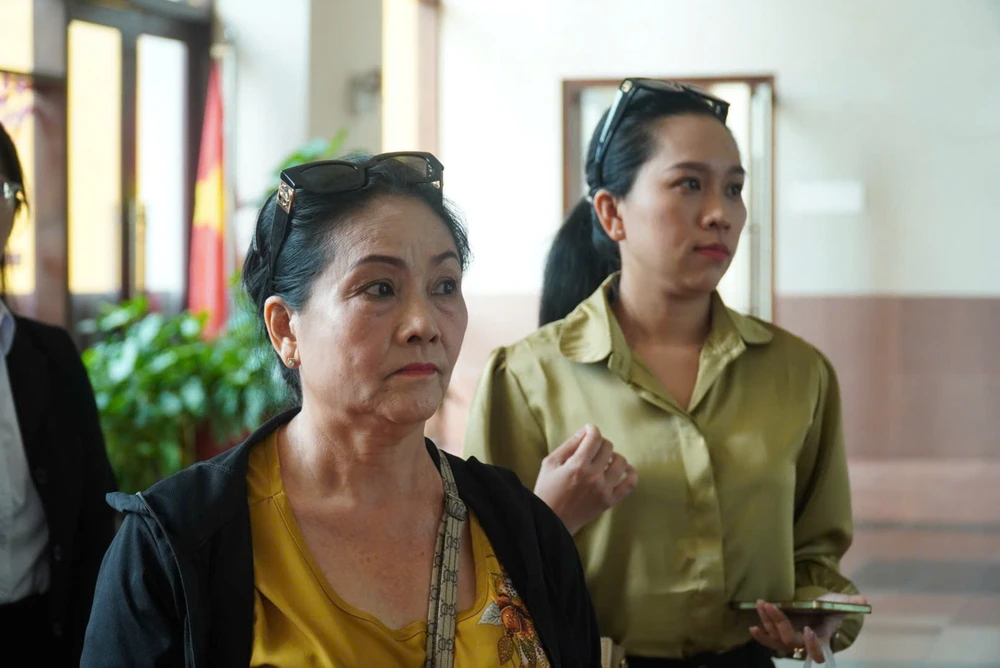 Bà Võ Thị Hồng Nhung cùng con gái Lê Thị Hồng Phượng. Ảnh: NGUYỄN TIẾN