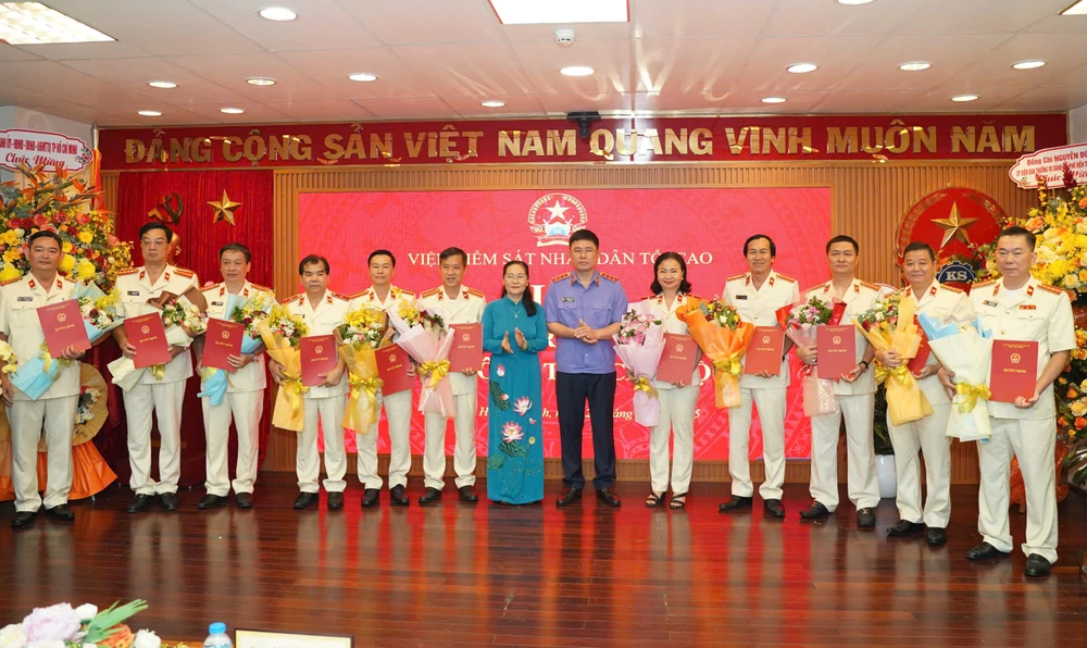 cong-bo-lanh-dao-vksnd-tp-hcm-moi-va-19-vien-truong-vksnd-khu-vuc-2.jpg