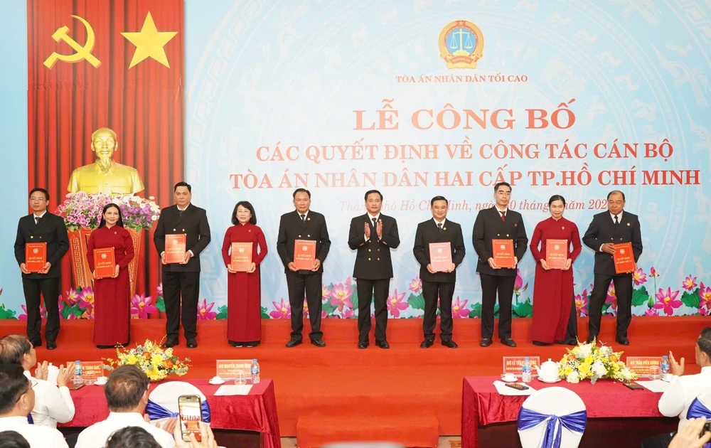 cong-bo-9-pho-chanh-an-tand-tp-hcm-moi-va-19-chanh-an-tand-khu-vuc-1.jpg