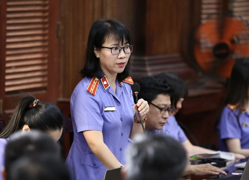 Đại diện VKSND TP.HCM giữ quyền công tố và kiểm sát xét xử trong phiên xét xử đại án đăng kiểm. Ảnh: HOÀNG GIANG