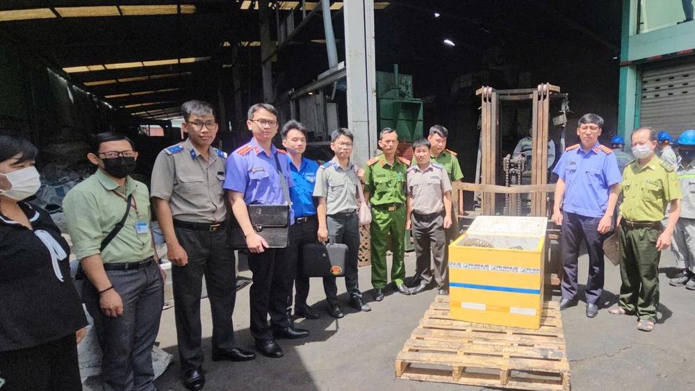 Thi hành án dân sự TP.HCM cùng Công an TP.HCM, VKSND TP.HCM và Sở Tài chính, Sở Y tế TP.HCM... tiêu hủy vật chứng trong các vụ án hình sự. Ảnh: SONG MAI