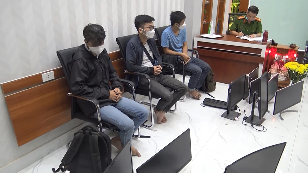 Công an thu giữ nhiều máy móc, tang vật có liên quan đến vụ án. Ảnh: HT