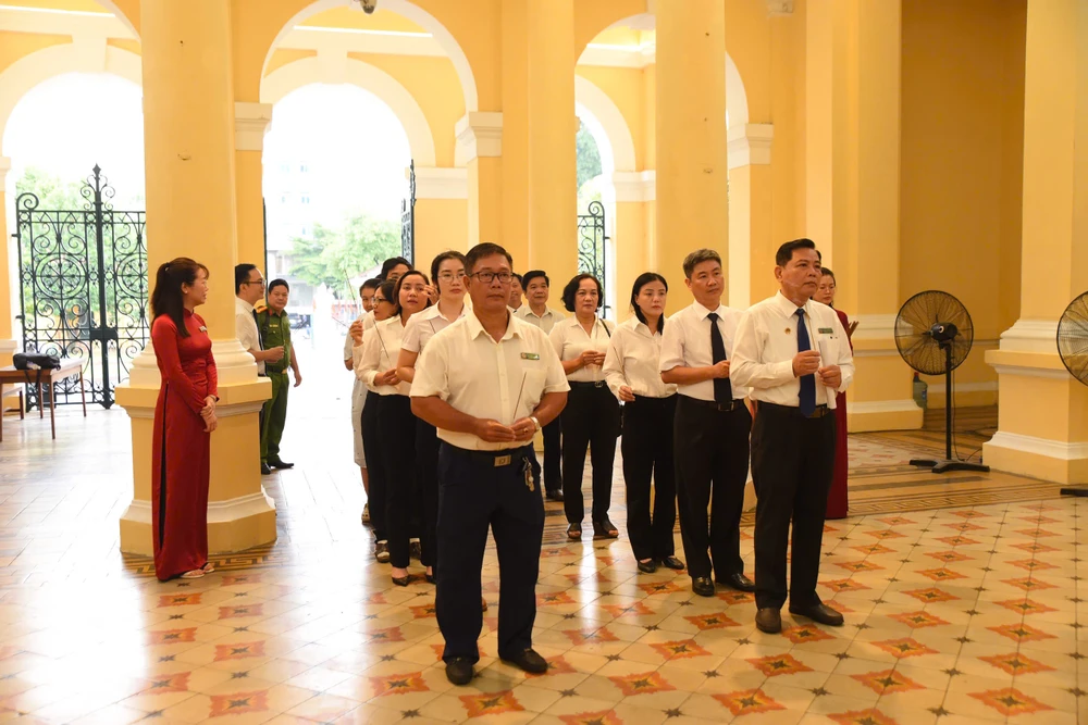 TAND TP.HCM dâng hương tưởng nhớ Chủ tịch Hồ Chí Minh. Ảnh: TRẦN LINH