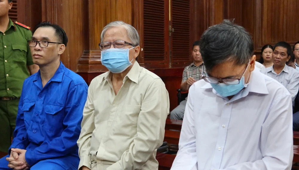 Bị cáo Đinh Trường Chinh hầu tòa với cáo buộc thâu tóm đất vàng, hưởng lợi 970 tỉ đồng