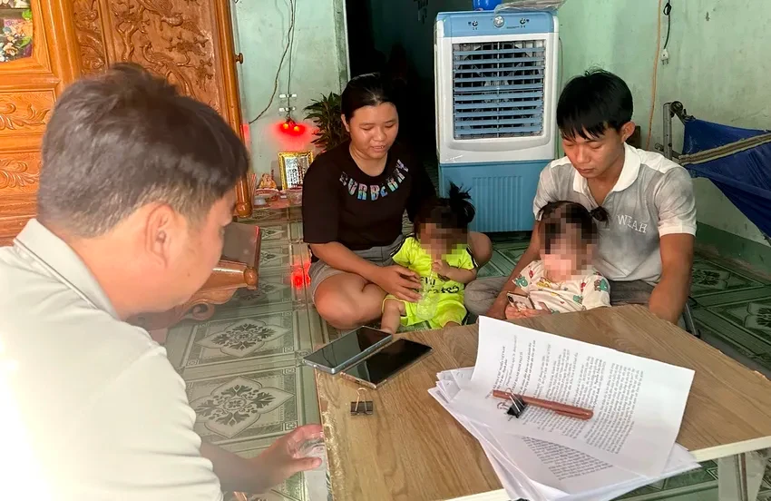 Vợ chồng anh Huỳnh Trần Kiệt chia sẻ với PV báo Pháp Luật TP.HCM. Ảnh: H.H