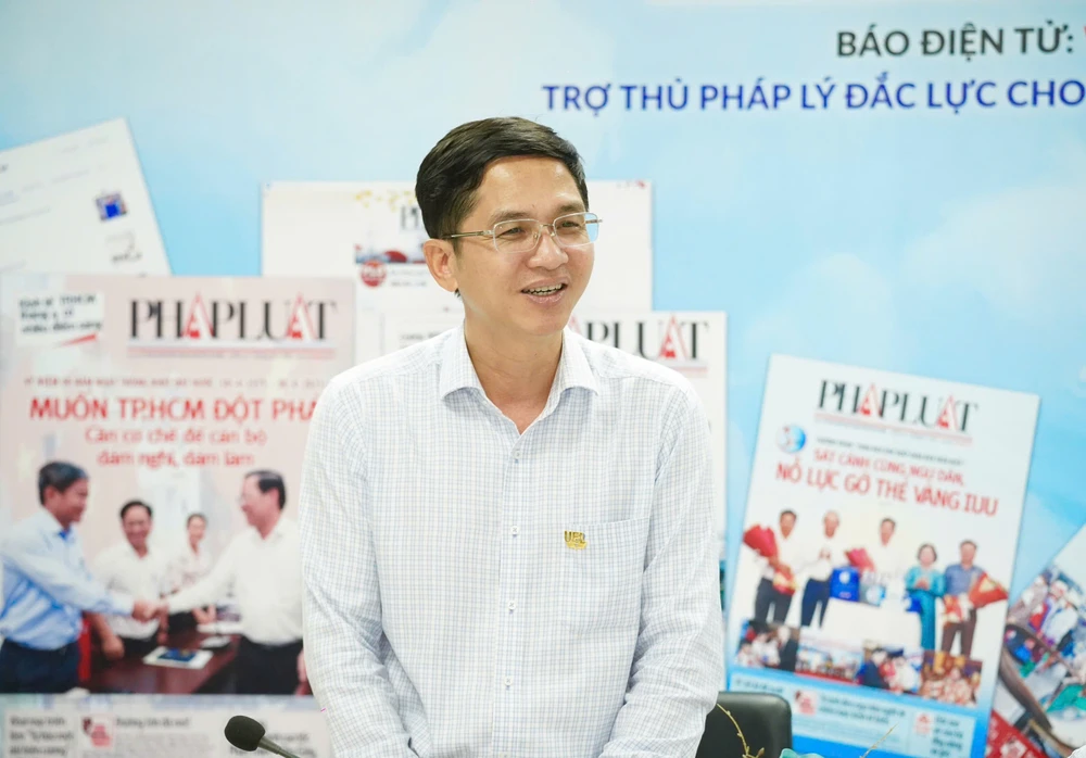 bao-phap-luat-tp-hcm-va-truong-dai-hoc-kinh-te-luat-hop-mat-tong-ket-hoat-dong-hop-tac-3.jpg