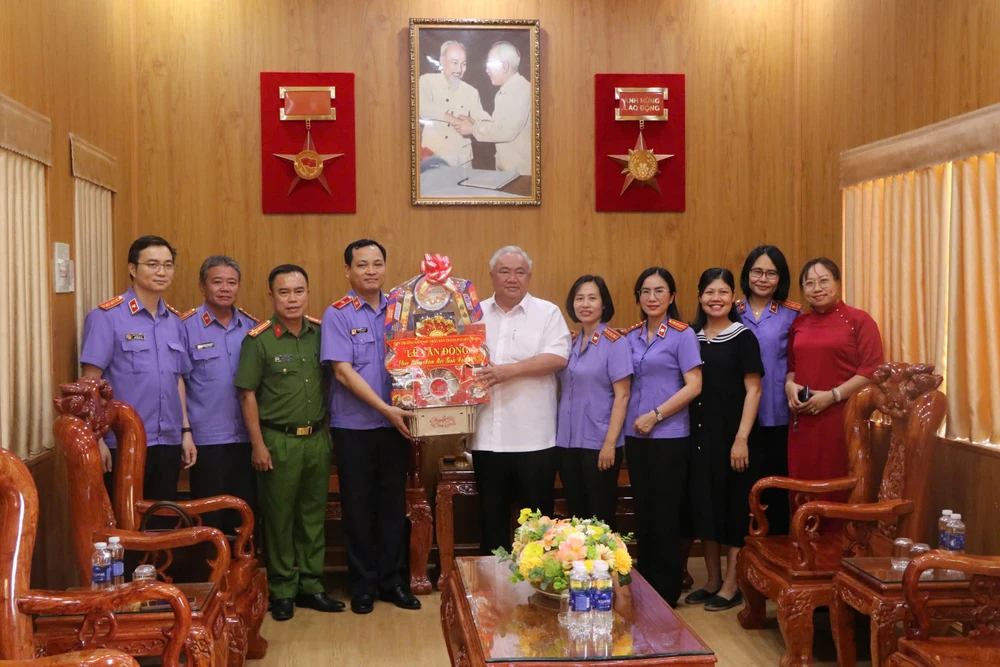 vien-truong-vksnd-tp-hcm-le-van-dong-trao-qua-4.jpg