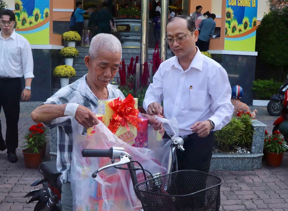 chanh-an-tand-tp-hcm-le-thanh-phong-trao-qua-tet-cho-dong-bao-dan-toc-cham-va-nguoi-dan-kho-khan-3.jpg