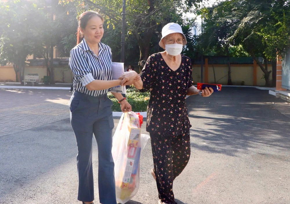 chanh-an-tand-tp-hcm-le-thanh-phong-trao-qua-tet-cho-dong-bao-dan-toc-cham-va-nguoi-dan-kho-khan-4.jpg
