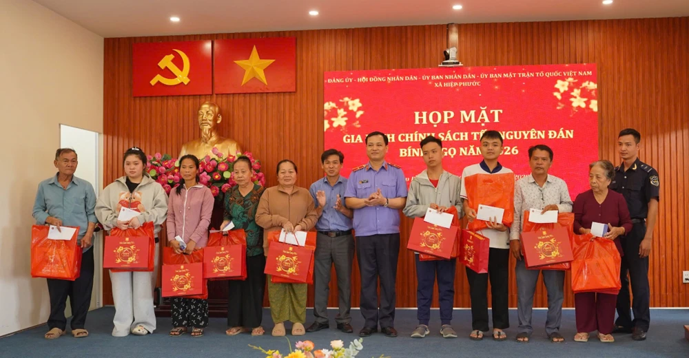 vien-truong-vksnd-tp-hcm-le-van-dong-tham-chuc-tet-me-viet-nam-anh-hung-3.jpg