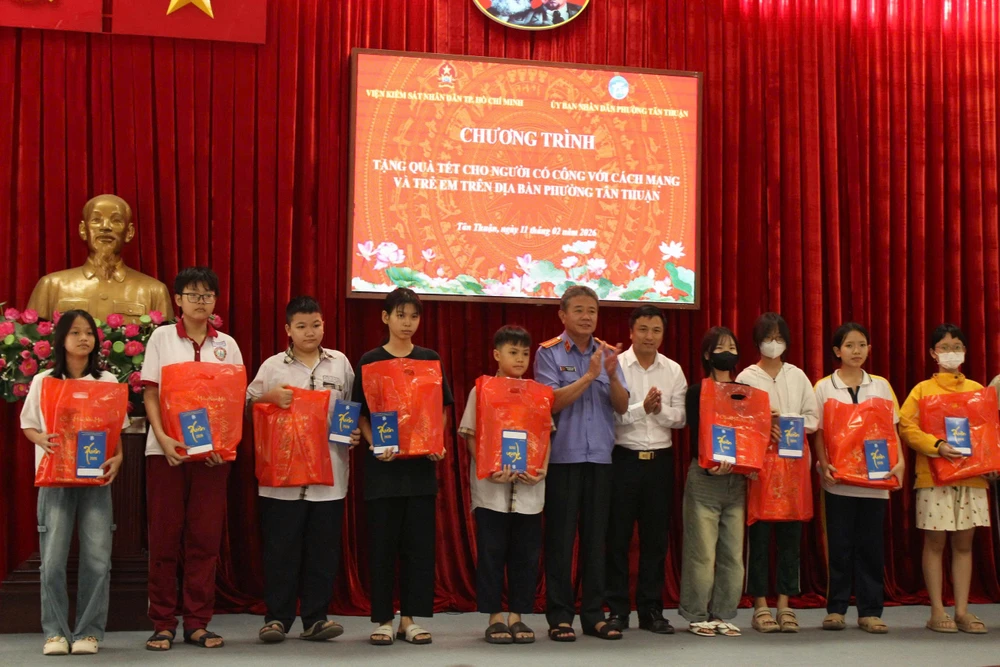 vien-truong-vksnd-tp-hcm-chung-tay-cham-lo-tet-cho-nguoi-co-cong-va-tre-em-tai-phuong-tan-thuan-9.jpg