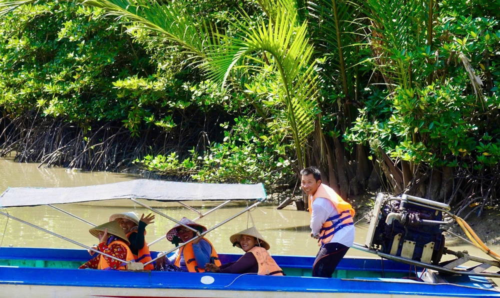 Chị Lê Thị Mỹ Tiên cho biết, gia đình chị cảm thấy rất tự hào khi được trực tiếp tham gia bầu cử, thực hiện quyền và nghĩa vụ của công dân. Ảnh: SONG MAI