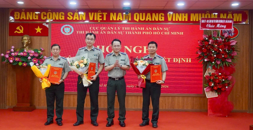 thads-tp-hcm-trao-cac-quyet-dinh-ve-cong-tac-can-bo-2.jpg