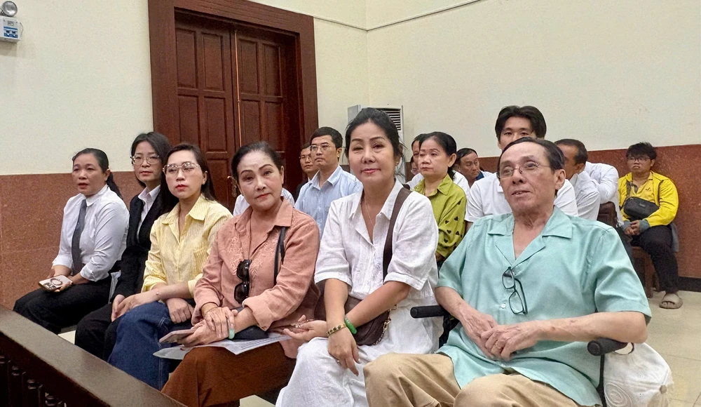 Bà Võ Thị Hồng Nhung và bà Lê Thị Hồng Phượng cùng người có quyền lợi, nghĩa vụ liên quan tại tòa phúc thẩm. Ảnh: SONG MAI