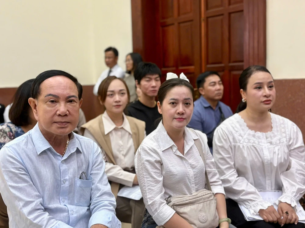 Bà Võ Thị Hồng Loan (giữa) tại phiên phúc thẩm. Ảnh: SONG MAI