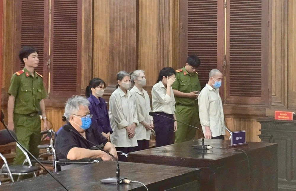 dang-tron-truy-na-em-trai-cua-ba-hua-thi-phan-bi-de-nghi-den-18-nam-tu-.jpg