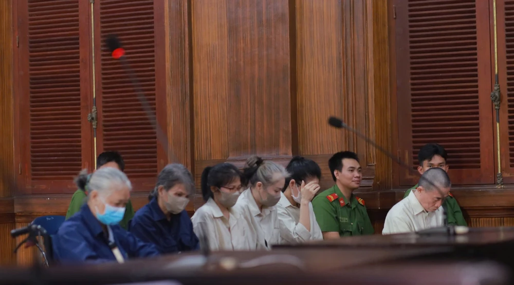 giup-chi-gai-chiem-doat-tien-cua-ngan-hang-bi-cao-hua-xuong-bi-tuyen-phat-12-nam-tu-.jpg